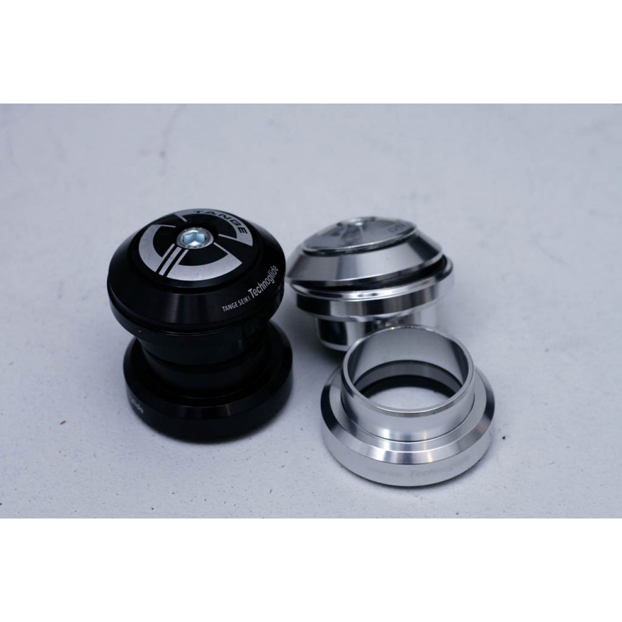 Tange Seiki J-27-1 1/8 Aheadset-Steuersatz *Techno Glide* silber oder schwarz Tange Seiki J-27-1 1/8 Aheadset-Steuersatz *Techno Glide* silber oder schwarz